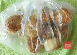 Illustration of how to make bean paste mooncakes 16