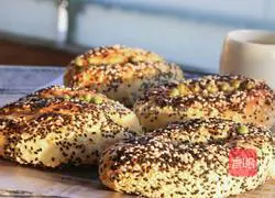 Illustration of how to make pineapple stuffed sesame soft European buns 17