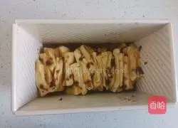 Illustration of how to make hand-shredded toast with rose sauce 8