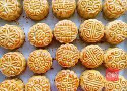 Illustration of how to make lotus paste and egg yolk mooncakes 13