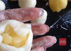 Illustration of how to make custard snowskin mooncakes 11