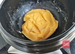 Illustration of how to make yogurt yellow mooncakes 8