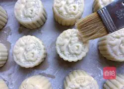 Illustration of how to make egg yolk and bean paste mooncakes 16