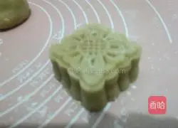 Illustration of how to make egg yolk Cantonese mooncakes 13