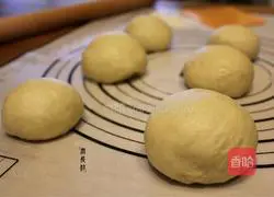 Illustration of how to make onion-flavored pork floss steak buns 7