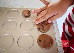 Illustration of how to make walnut chocolate cookies 10