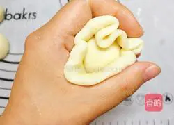 Illustration of how to make fresh meat mooncakes 7