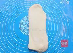 Illustration of how to make honey bean toast 11