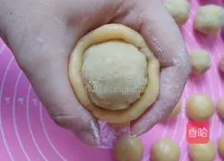 Illustration of how to make mung bean filling mooncakes 5