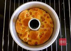 Illustration of Jenny's Christmas Wreath Bread 14