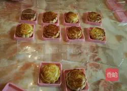 Illustration of how to make Cantonese creamy coconut milk and egg yolk filling mooncakes 13