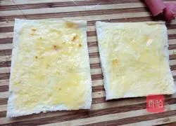 Illustration of how to make toasted meat floss and ham rolls 2