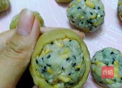 Illustration of how to make five-nut mooncakes 9