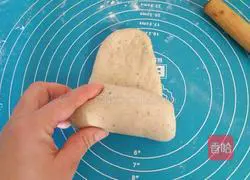 Black bean dregs mountain-shaped toast Illustration of how to do it 8