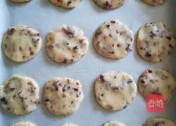 Illustration of how to make lard version of cranberry cookies 5