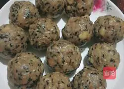 Illustration of how to make homemade five-nut mooncakes 5