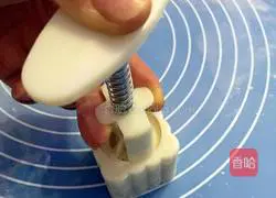 Li Rong Ice Skin Illustration of how to make moon cakes 15