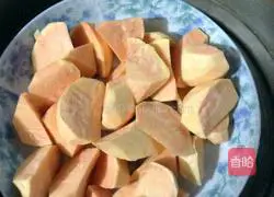 Illustration of how to make sweet potato cake with moon cake filling 1