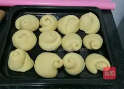 Illustration of how to make rose buns 15