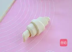 Illustration of how to make croissants 15