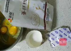 Illustration of how to make egg yolk biscuits 1