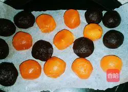 Illustration of how to make mooncakes with bean paste and egg yolk 6