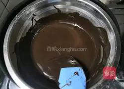 Chocolate mooncakes Illustration of how to do it 2