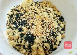 Illustration of how to make peanut, walnut and sesame whole grain biscuits 1