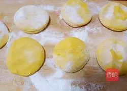 Illustration of how to make pumpkin mooncakes with mung bean paste filling 9