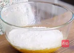 Illustration of how to make egg yolk and lotus paste mooncakes 9