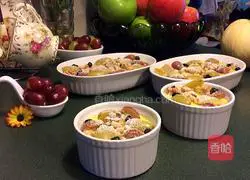 Illustration of how to make raisin bread pudding 10