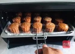 Cantonese style mung bean paste mooncake recipe 8