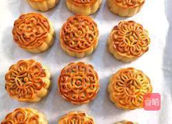 Cantonese style lotus paste and egg yolk mooncake recipe illustration 12