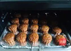 Cantonese style mung bean paste mooncake recipe 10