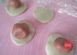 Illustration of how to make meat floss cake 2