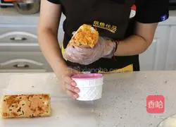 Illustration of how to make meat floss salad rolls 18