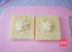 Illustration of how to make egg cheese toast 3