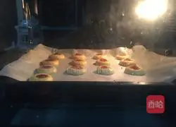 Illustration of how to make strawberry jam cookies 12