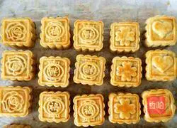 Lotus Paste and Egg Yolk Mooncake Recipe Illustration 12