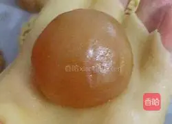 Illustration of how to make egg yolk mooncakes 8 