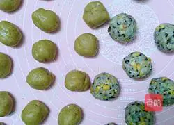 Illustration of making five-nut mooncakes 7