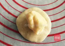 Illustration of how to make crispy five-nut mooncakes 6