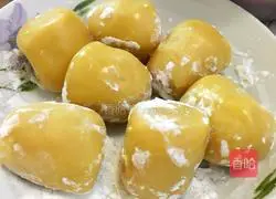 Illustration of how to make lotus paste and egg yolk mooncakes 6