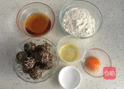 Illustration of how to make five-nut stuffed mooncakes 1