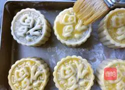 Illustration of how to make egg yolk and bean paste mooncakes 18