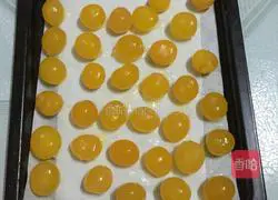 Illustration of how to make lotus paste and egg yolk mooncakes 1