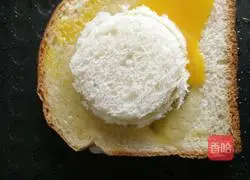 Illustration of how to make egg toast slices at the electric cake stall 6