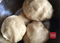 Illustration of how to make bean paste and egg yolk mooncakes 2