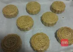 Illustration of how to make lotus paste and egg yolk mooncakes 18