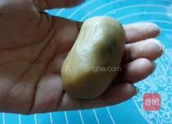 Illustration of how to make Cantonese-style mooncakes with bean paste 15